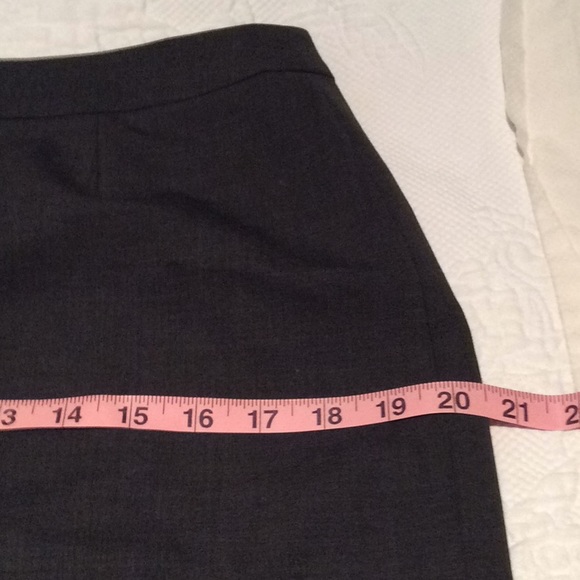 Hugo Boss virgin wool skirt 10. Like new. - Picture 5 of 8